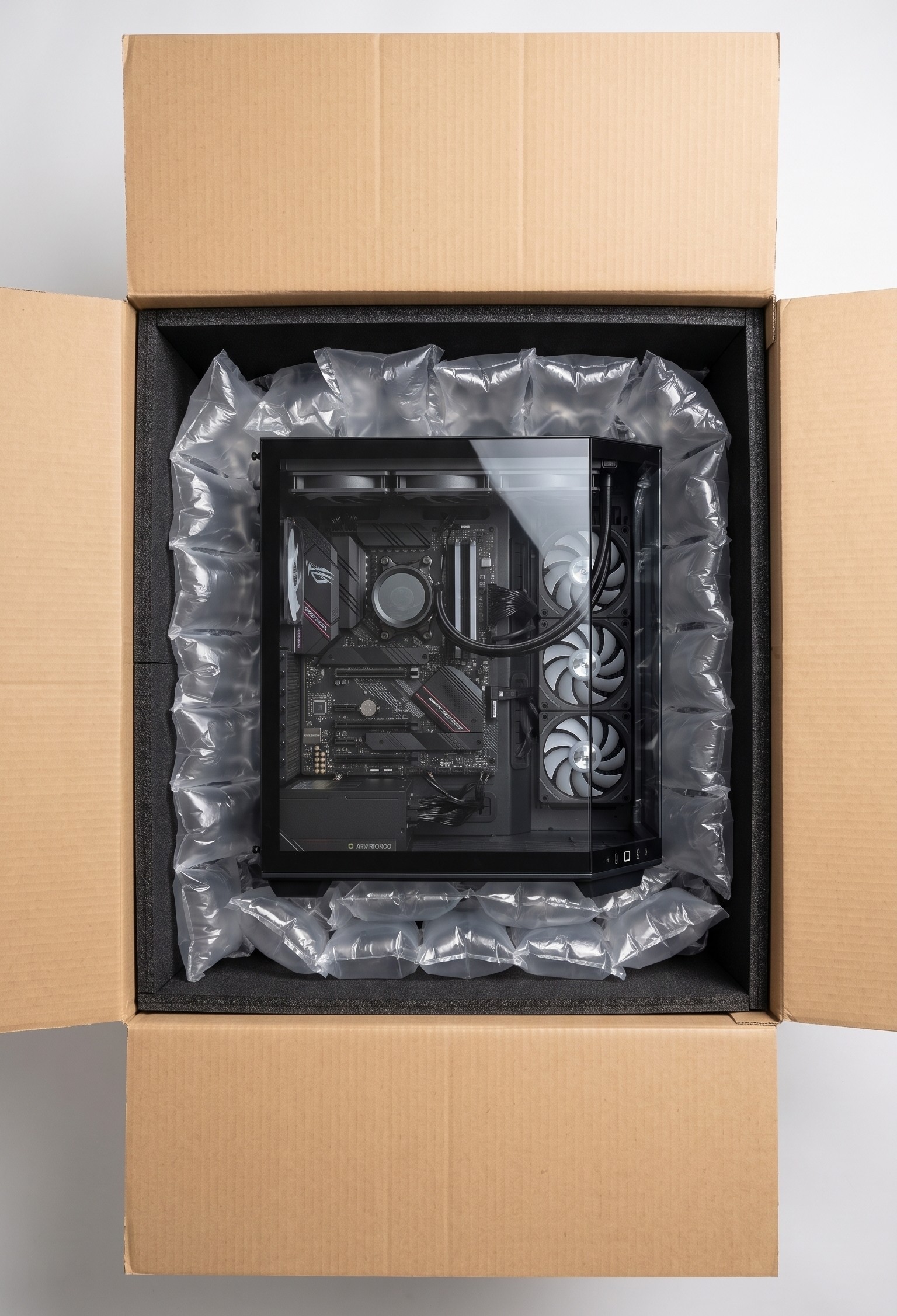 Gaming-PC in der Mehrweg-Versandbox, gepolstert mit Schaumstoff und Luftkissen